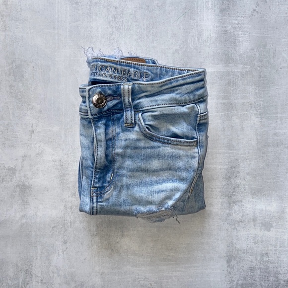 AE high rise distroyed cropped light wash - Picture 9 of 10